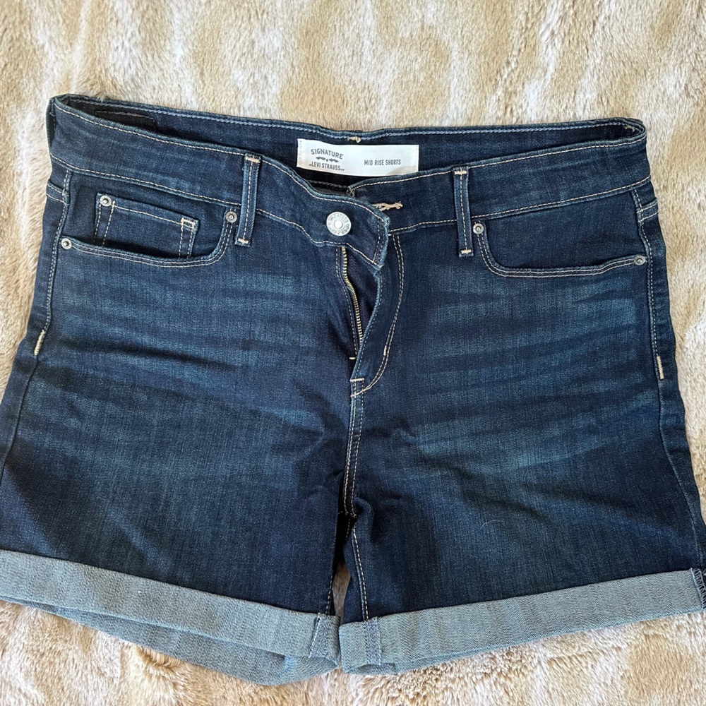 8/10 Never worn Levi’s denim shorts.